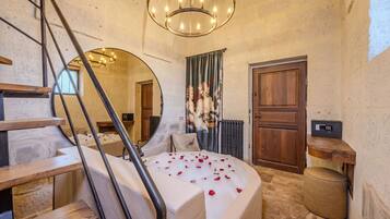 Loft Suite with Bathtub | In-room safe, blackout drapes, soundproofing, WiFi (free)