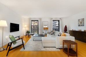 TV - Contemporary Comfort in Historic Lisbon (Lisbon)