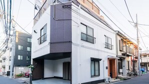 Un bâtiment moderne à deux étages, doté d’un toit plat, de grandes fenêtres et d’une entrée abritée.