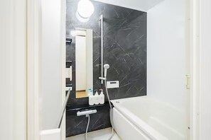 Secadora de cabello, toallas, jabón, papel de baño