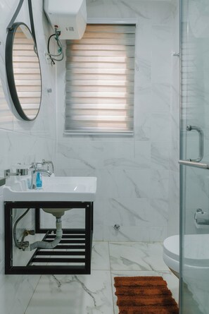 Serviettes fournies, savon, papier toilette