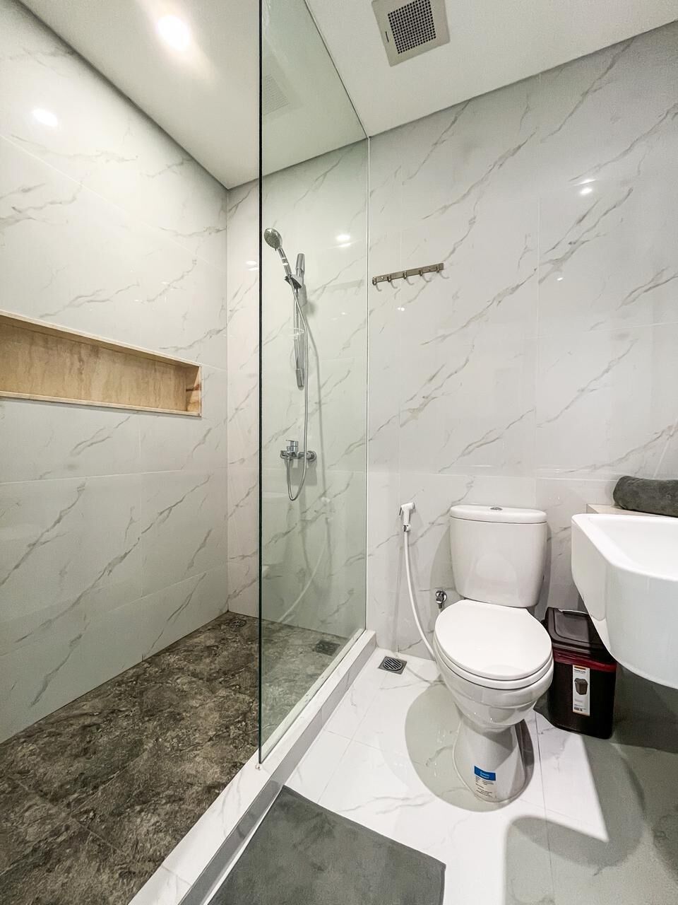 Ein modernes Badezimmer mit Duschkabine, Toilette und Waschbecken.