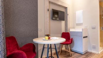 Chambre Double Deluxe, vue ville | Minibar, coffres-forts dans les chambres, ameublement personnalisé