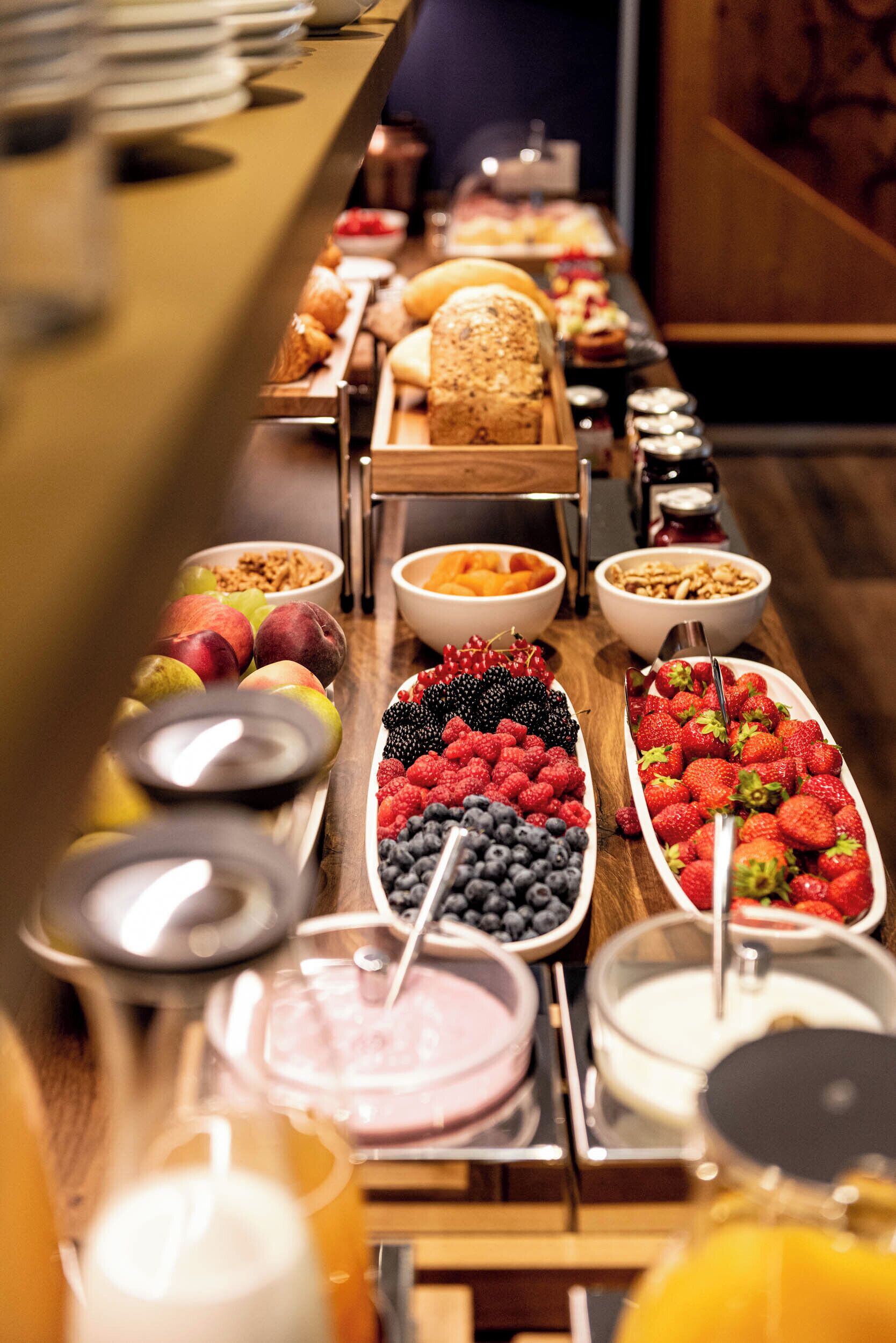 Un buffet proposant une variété de plats et de boissons.