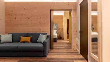 Suite Design, terrasse | Minibar, coffres-forts dans les chambres, ameublement personnalisé