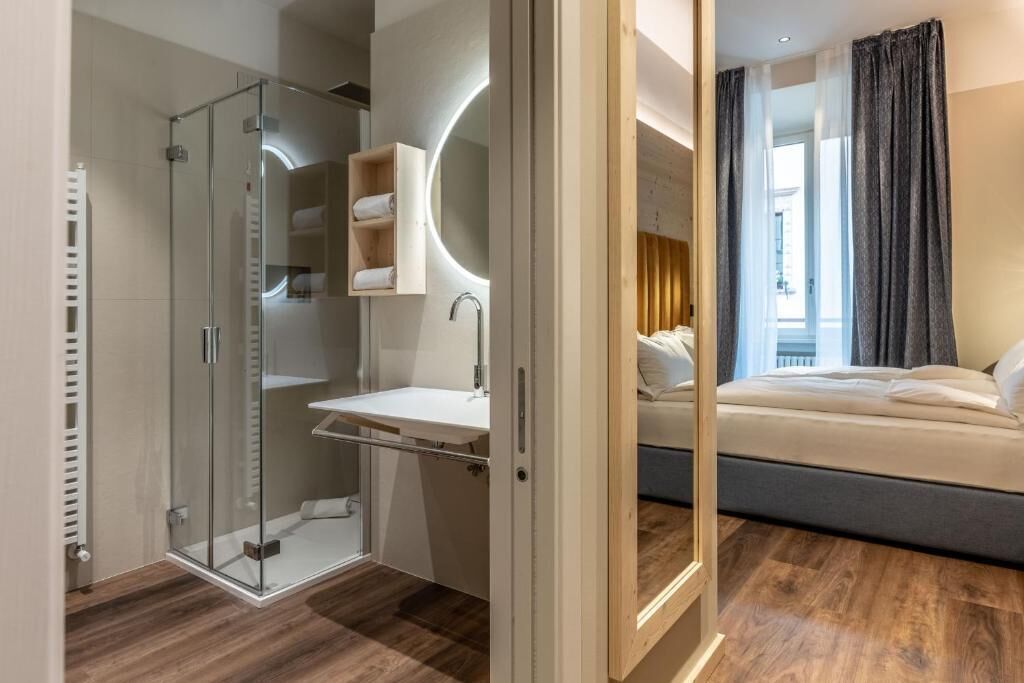 Doppia Deluxe, vista città | Bagno | Pantofole