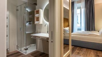 Doppia Deluxe, vista città | Bagno | Pantofole
