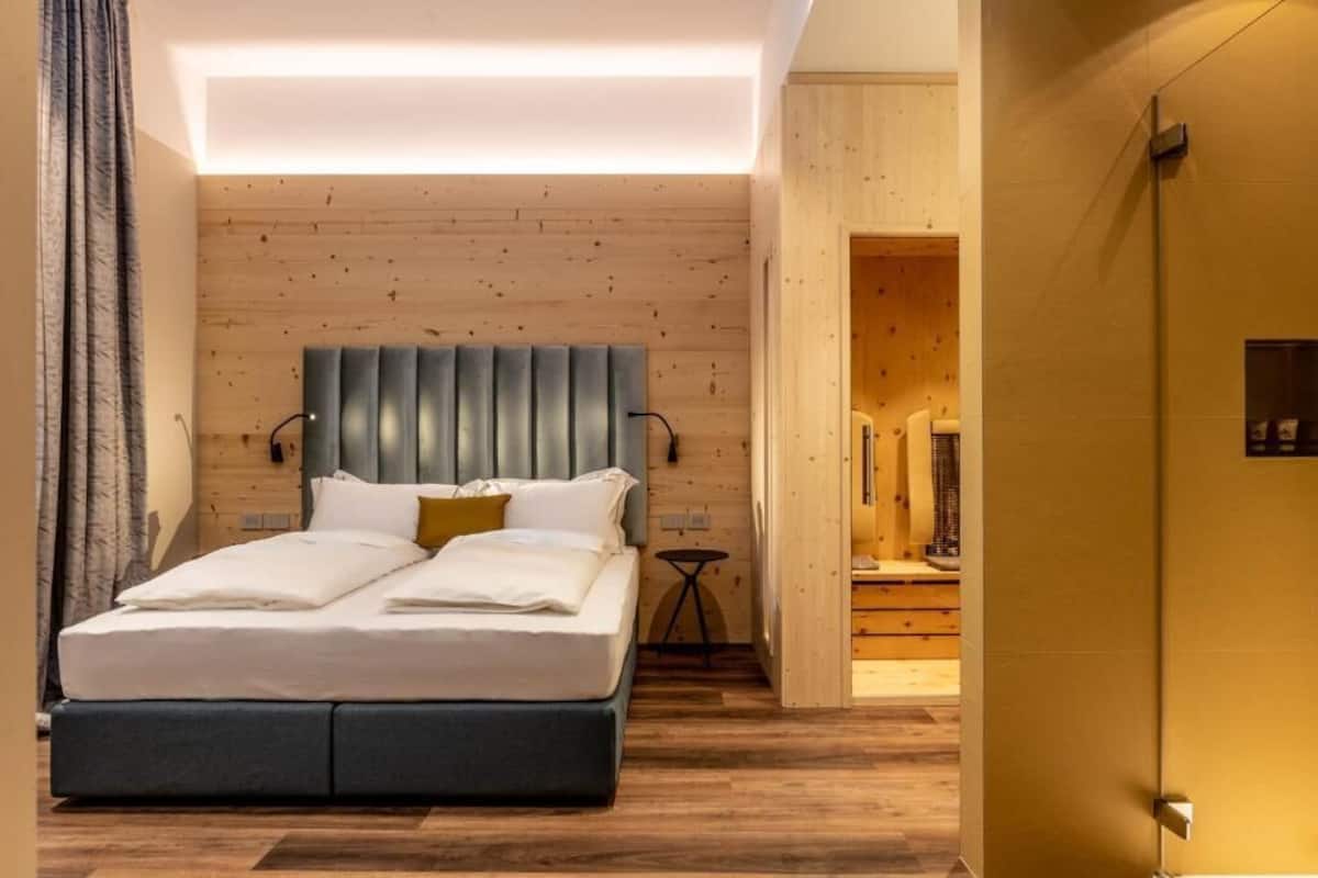 Design Suite, Terrace | Minibar, in-room safe, individually furnished, iron/ironing board