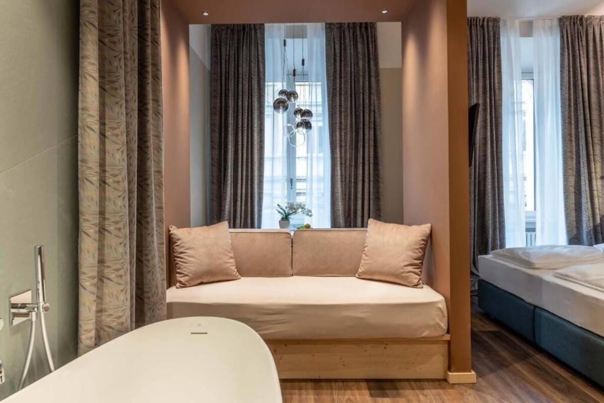 Design Suite, City View | In-room safe, iron/ironing board, free WiFi