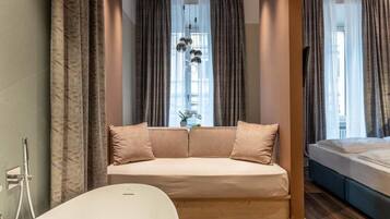 Suite Design, vista città | Minibar, una cassaforte in camera, con arredamento individuale