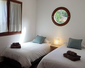 5 bedrooms, iron/ironing board, free WiFi, bed sheets - Villa with private pool - BBQ - 11 pers - 5 bedrroms (Costa-Cunit)