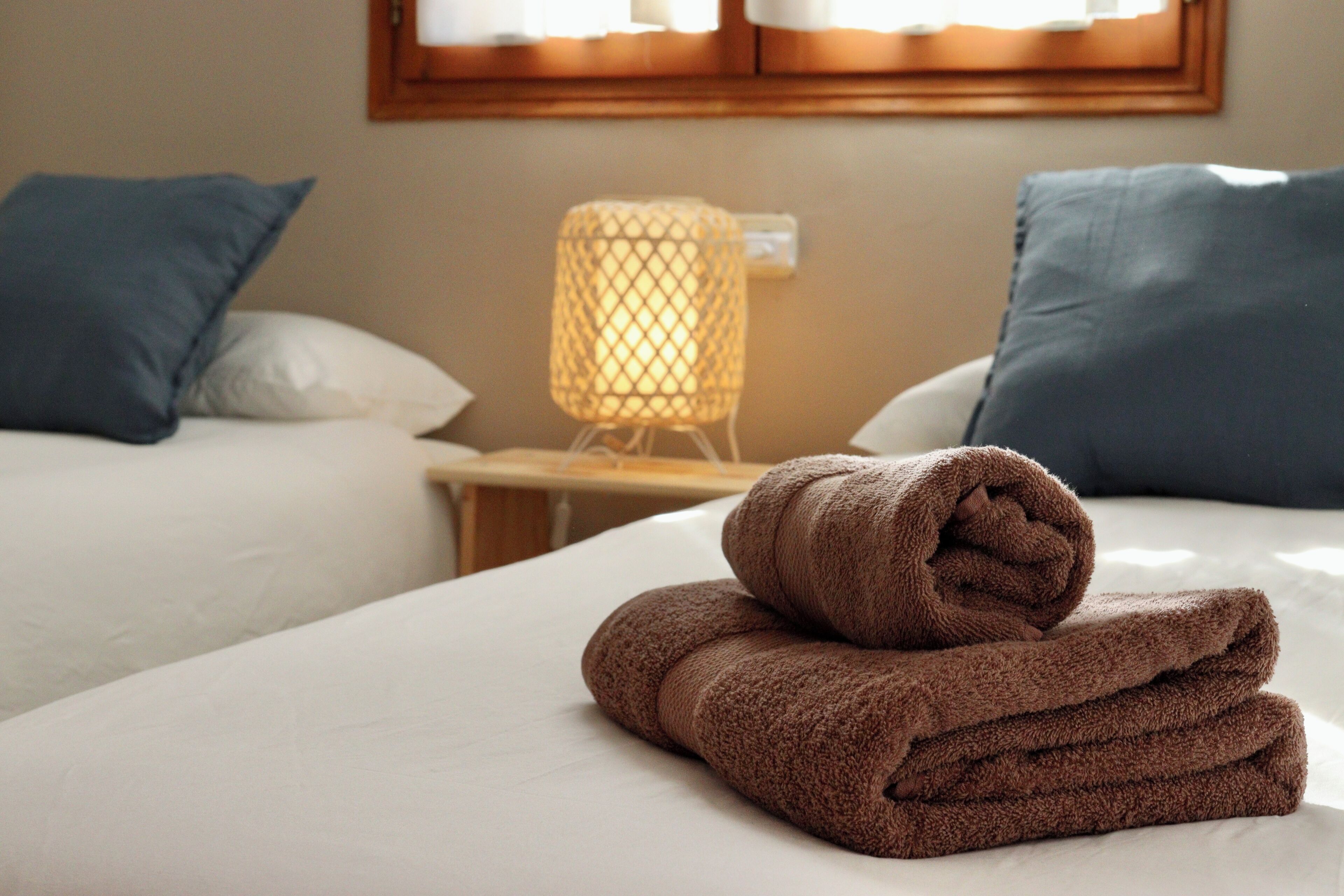 5 habitaciones, tabla de planchar con plancha, wifi y ropa de cama 