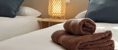 5 bedrooms, iron/ironing board, WiFi, bed sheets