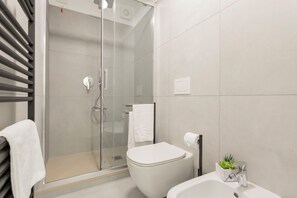 Douche, sèche-cheveux, bidet