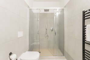 Regadera, secadora de cabello, bidet 