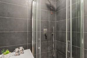 Shower, hair dryer, bidet - Residence in Como with 1 bedrooms sleeps 4 (Como)