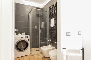 Douche, sèche-cheveux, bidet