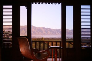 Kahden hengen deluxe-huone (yksi tai kaksi sänkyä), järvinäköala | Sisätilat