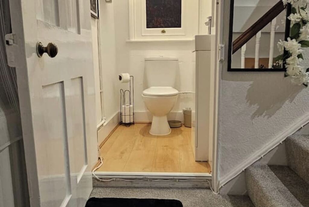 Dusj, hårføner, håndklær og såpe