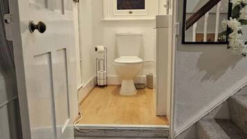 Dusj, hårføner, håndklær og såpe