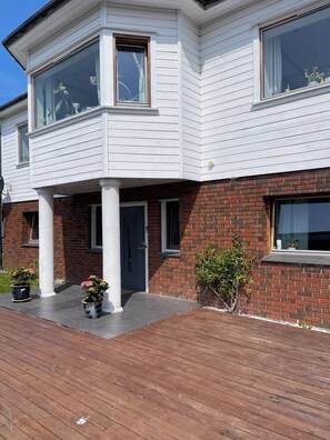 Dormitorio compartido, 1 habitación, balcón, vista a la montaña | Detalle exterior