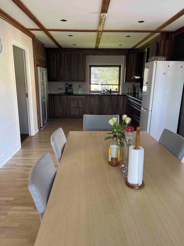 Dormitorio compartido, 1 habitación, balcón, vista a la montaña | Área de sala de estar