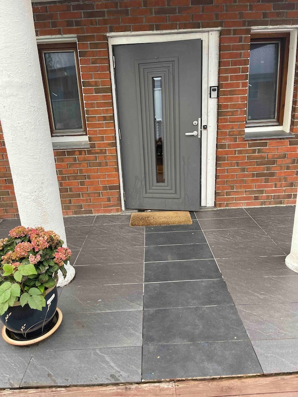 Shared Dormitory, 1 Bedroom, Balcony, Mountain View | Property entrance