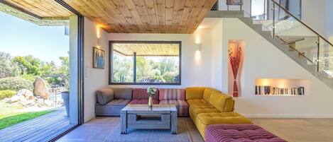 Smart TV, table tennis, stereo