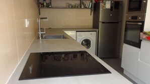 Geladeira, micro-ondas, fogão, lava-louças