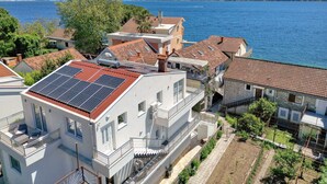 A coastal residential area with houses featuring red-tiled roofs and solar panels. - Ljubica Superior 3-Zimmer-Apartment mit Meerblick by Interhome (Herceg Novi)