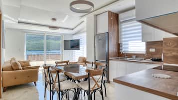 Fridge, oven, dishwasher, cookware/dishes/utensils