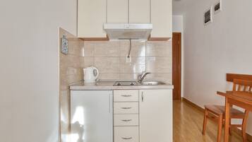 Fridge, oven, cookware/dishes/utensils