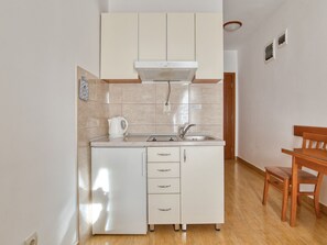 Kühlschrank, Ofen, Kochgeschirr/Geschirr/Besteck