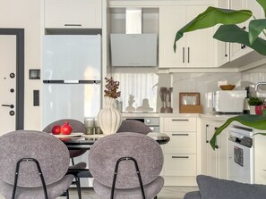 Kylskåp, mikrovågsugn, ugn och diskmaskin