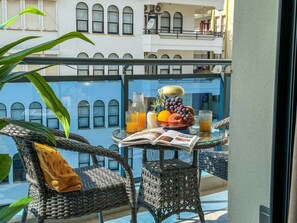 Outdoor dining - Qoople Aria-32 neue Wohnung im Stadtzentrum by Interhome (Alanya)