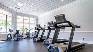 Ett gym med löpband, motionscyklar och crosstrainers.