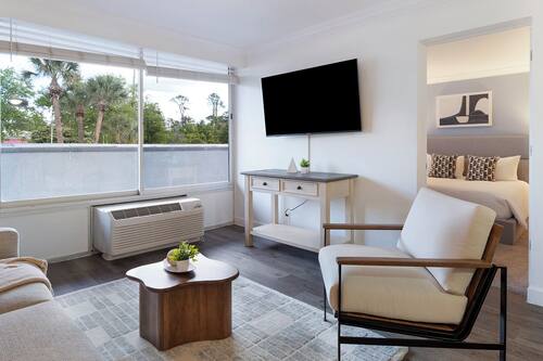 Apartamento (2 Bedrooms) | Zona de estar | Smart TV de 50 pulgadas con canales digitales