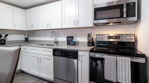 Departamento (2 Bedrooms) | Cocina privada | Refrigerador, microondas, horno y parrilla de estufa 