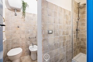 Shower, bidet, towels, shampoo - Delì Apartment – Your cozy retreat in the heart of Alghero (Alghero)