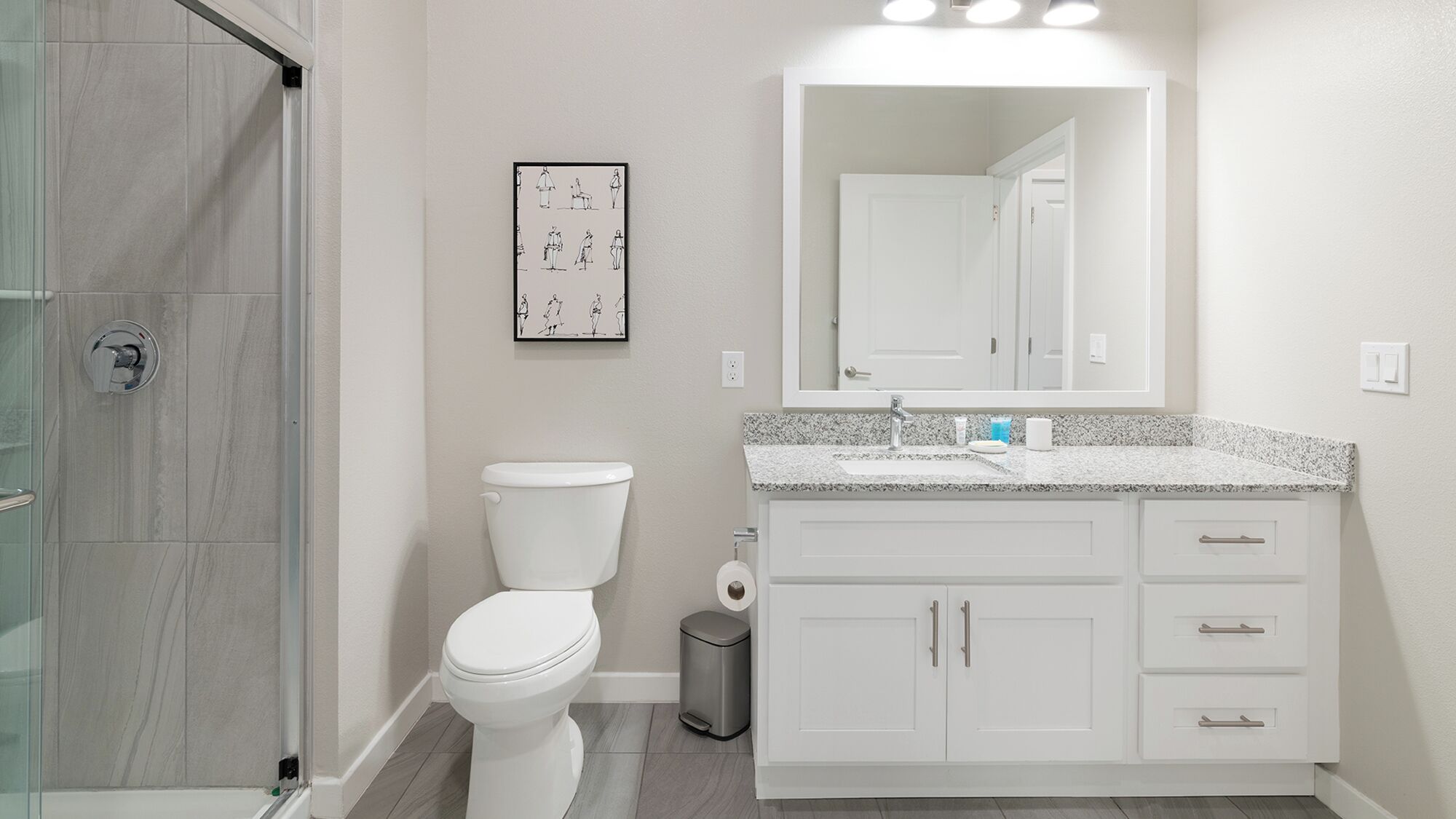 Un baño moderno con inodoro, lavabo y ducha.