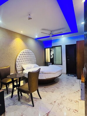 Deluxe Double Room | Desk - Hotel city palace  (Zirakpur)