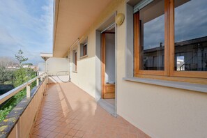 Property grounds - GuestHost - Comfortable and spacious 90 square meters apartment, perfect for six people, located on the first floor of a building without an elevator.The property is in an extremely convenient location thanks to its proximity to the beach (a 10-minute wa (Marina di Massa)