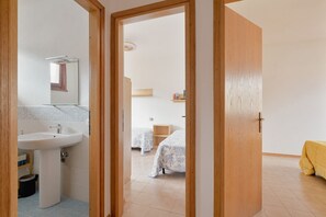 3 bedrooms, iron/ironing board - GuestHost - Comfortable and spacious 90 square meters apartment, perfect for six people, located on the first floor of a building without an elevator.The property is in an extremely convenient location thanks to its proximity to the beach (a 10-minute wa (Marina di Massa)