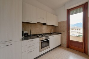 Fridge, microwave, dishwasher, toaster - GuestHost - Comfortable and spacious 90 square meters apartment, perfect for six people, located on the first floor of a building without an elevator.The property is in an extremely convenient location thanks to its proximity to the beach (a 10-minute wa (Marina di Massa)