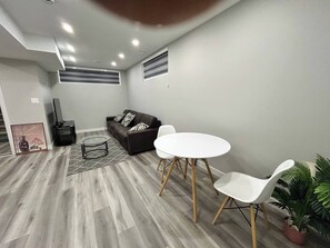 Room, 1 Bedroom | Dining