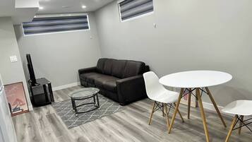 Room, 1 Bedroom | Dining