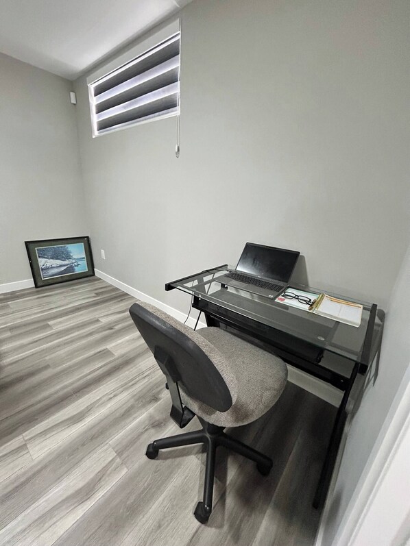 Room, 1 Bedroom | Living area