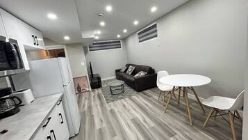 Room, 1 Bedroom | Dining