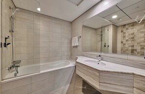 Shower, free toiletries, hair dryer, towels - Grand Stay Holidays Homes Rental Satwa (Dubai)