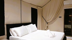 Ein modernes Schlafzimmer mit einem großen Bett, einem Nachttisch und einem Einbauschrank.